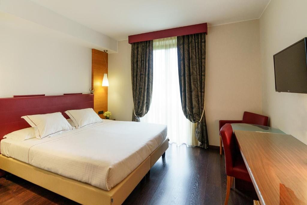 Red's Redaelli Hotel — 2