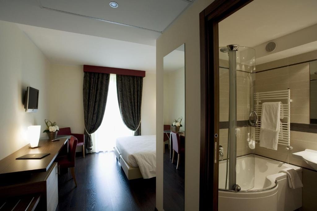 Red's Redaelli Hotel — 3