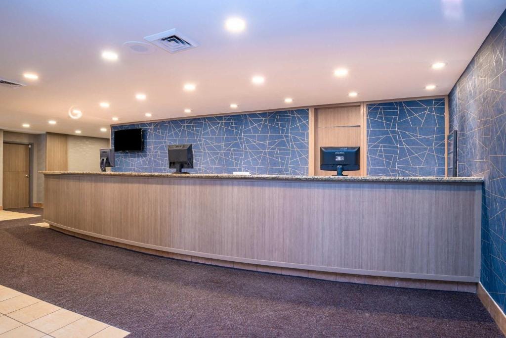 Sandman Hotel Montreal - Longueuil — 3