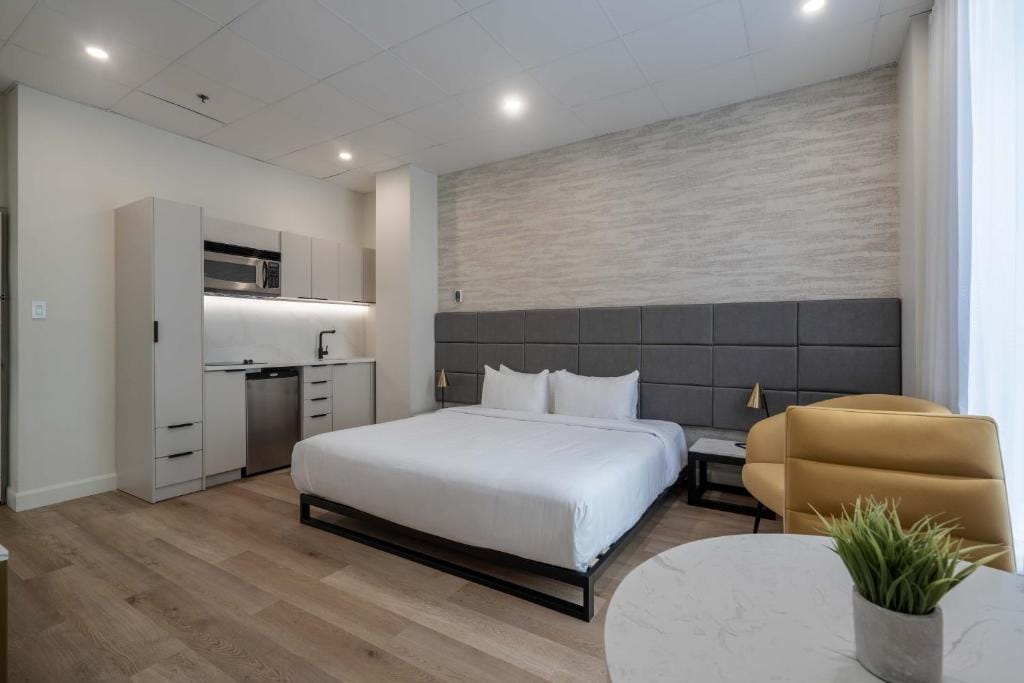 Travelodge by Wyndham Montreal Centre — 2