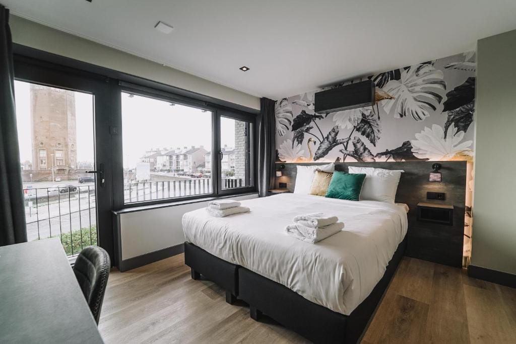 Hotel Bell — 2