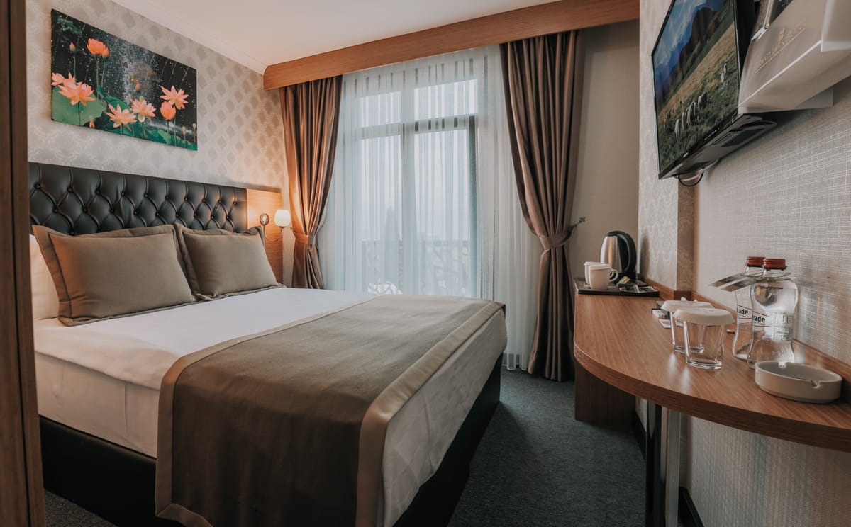 Grand Lark Hotel — 2