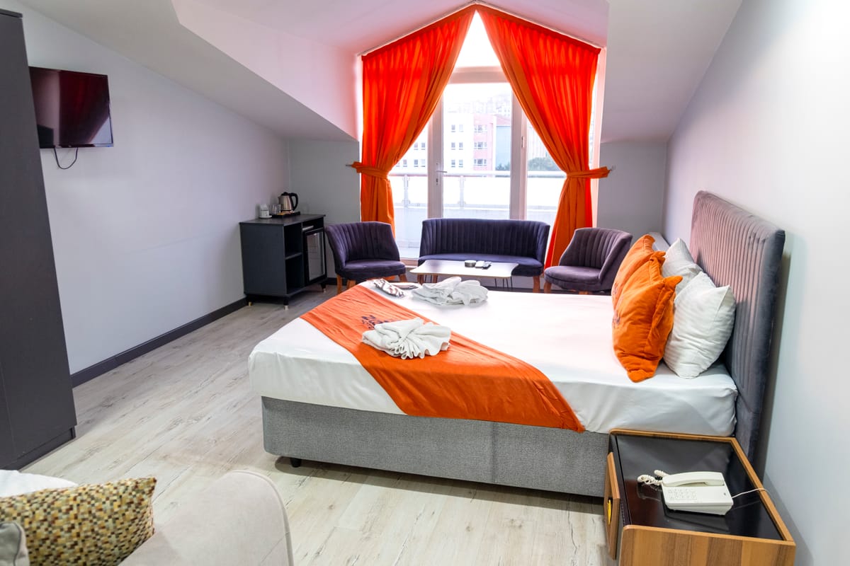 ZOOM HOTEL — 4