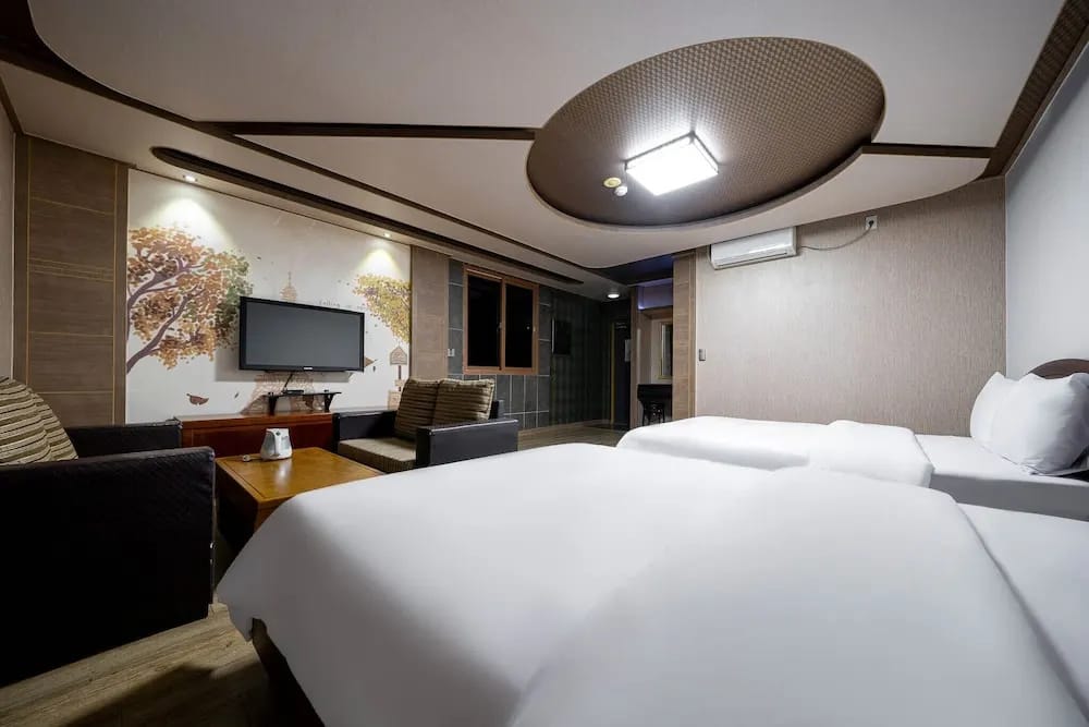 F1 Hotel